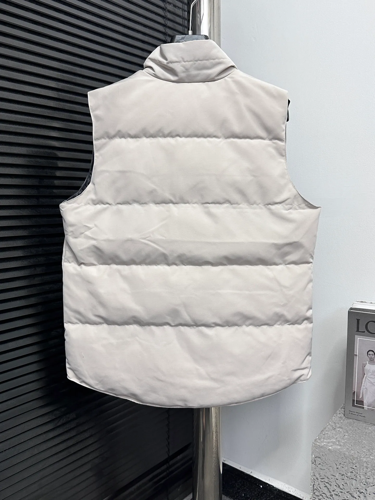 P360 [Canada Goose] Canada Goose black label #Freestyle Crew 4151mb men’s and women’s vest down ➖ Imported Behringer embroidery machine with customized 10,000-needle embroidery label! ➖ Imported 21-count polyester-cotton blended original fabric, using Feather-Light 10D waterproof coating fabric, made of 84.5% polyester fiber and 15.5% cotton, 100% the best feel in the entire network! ➖ The genuine official website uses the national standard 80 white duck down, and will never be misled by false claims such as 90 down or goose down! ➖ 100% nylon nylon lining with double double-layer sealing design to prevent velvet from running away. Top-grade polar fleece is used in the collar and pockets to keep warm and comfortable! ➖ Yoshida YKK provides original custom-made electroplated sliders. YKK two-way lockable zippers are tight and smooth and will not peel off paint! ➖ 3M composite original Velcro is durable, and all accessories and hardware are disassembled and customized! ⛔No slander, no exaggeration, no need for too much copywriting, because it is focused, it is professional!  SIZE: XS S M L XL XXL